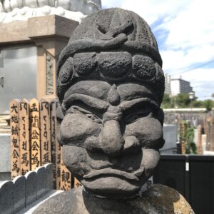 これって仏教？それとも神道？道端で見かける「小さな聖地」はどんな信仰なのか