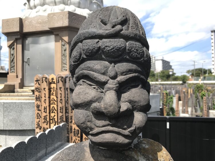 これって仏教？それとも神道？道端で見かける「小さな聖地」はどんな信仰なのか