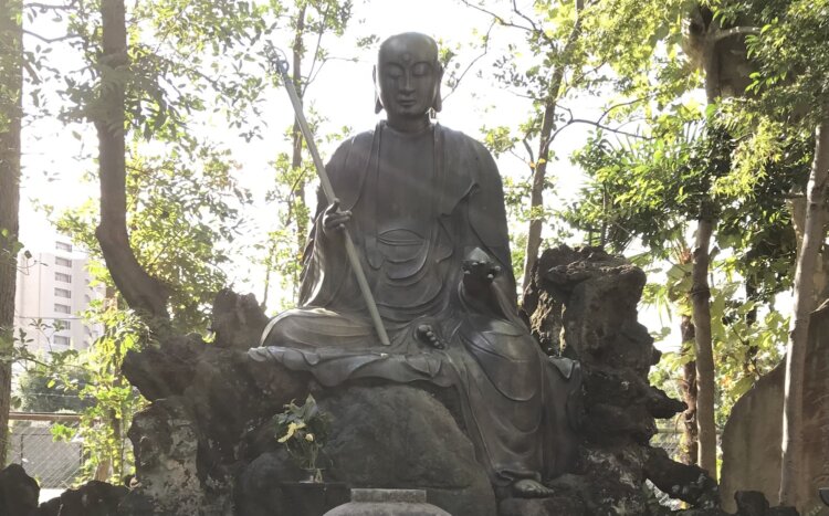 「伝通院」（文京区）の地蔵菩薩像。