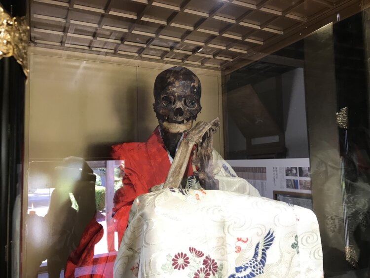 「貫秀寺」（福島県）に祀られる宥貞（ゆうてい）上人の即身仏。