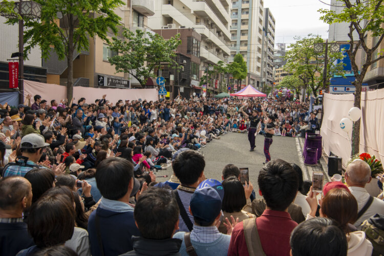 野毛本通りでのイベントの様子。大勢の観客がパフォーマンスに釘付けだ。