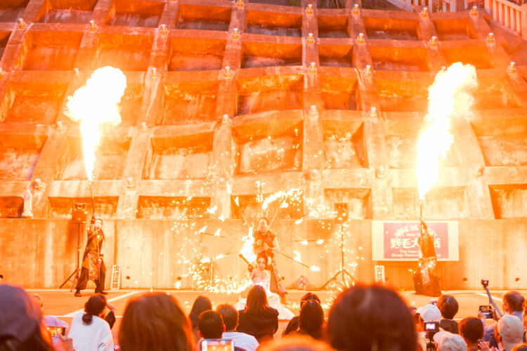 なかには火を使ったパフォーマンスも！ 手に汗握る迫力を現地で体感しよう。