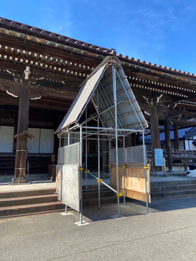 単管パイプを組んだ屋根で、参拝客を雪から守る。雪国・金沢の雪対策の一つ。