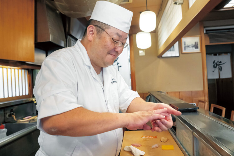 カウンター席は職人の手仕事を眺めることができ、その見事な技に見ほれてしまう。