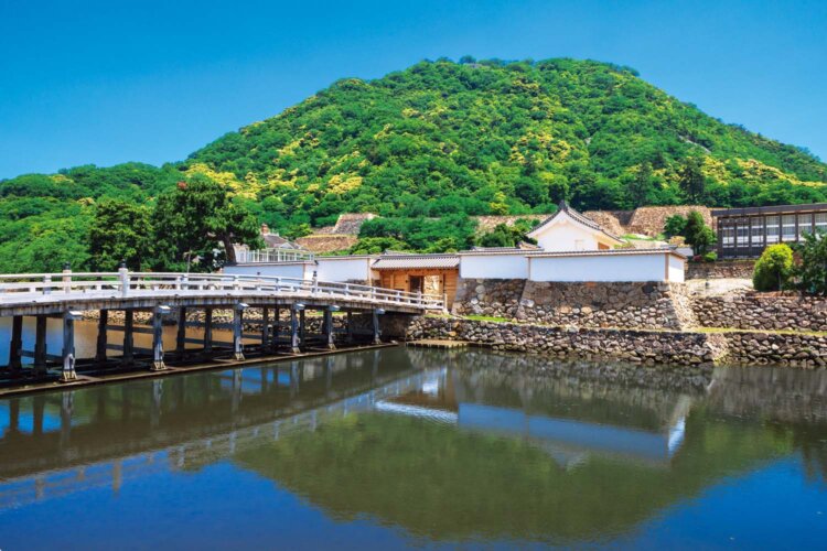 復元された大手門の中ノ御門と、木造の擬宝珠（ぎぼし）橋。