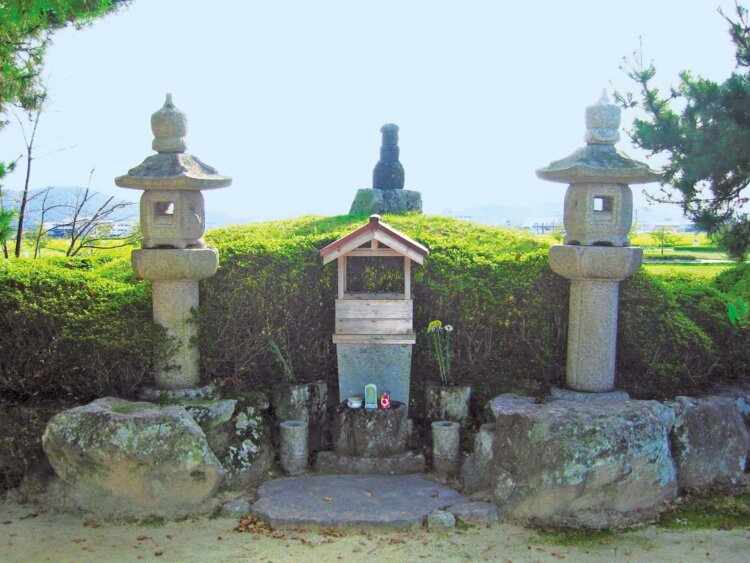 清水宗治の首塚。城兵の命を守り、毛利氏との和睦を引き換えに自刃した最期は、いまも語り継がれている（写真＝おかやま観光コンベンション協会）。