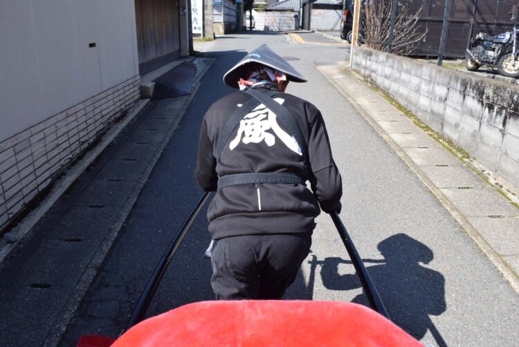 人力車の座席からの視界はこんな風だ。
