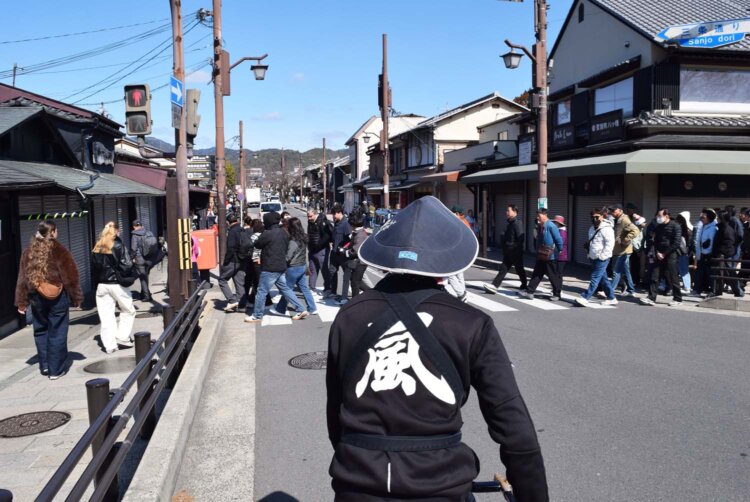 人通りの多い道でも機敏に進んでいく。
