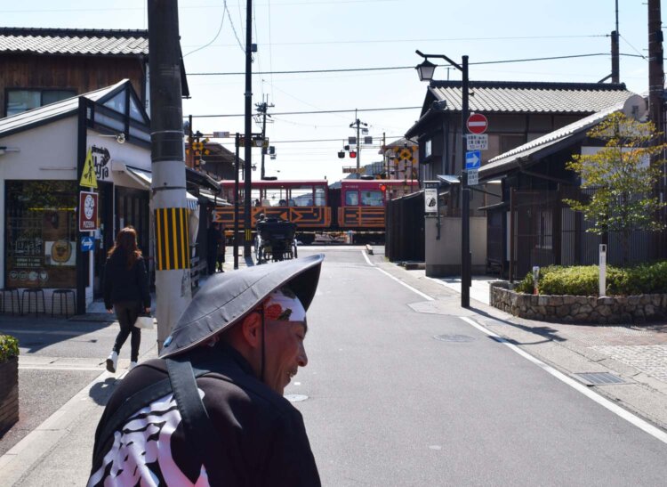線路をトロッコ列車が走っていった。