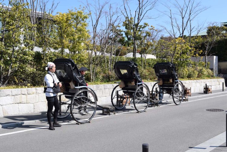 渡月橋付近には「人力車えびす屋 京都 嵐山總本店」の人力車がたくさん。