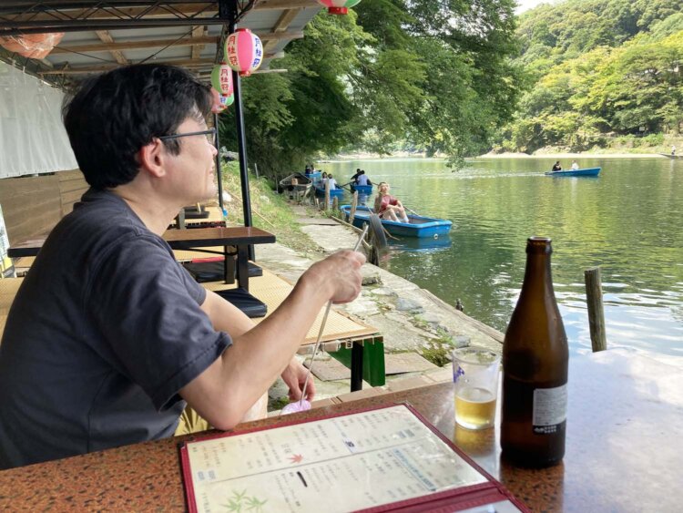 川面を目の前にしてくつろげる素敵な店。