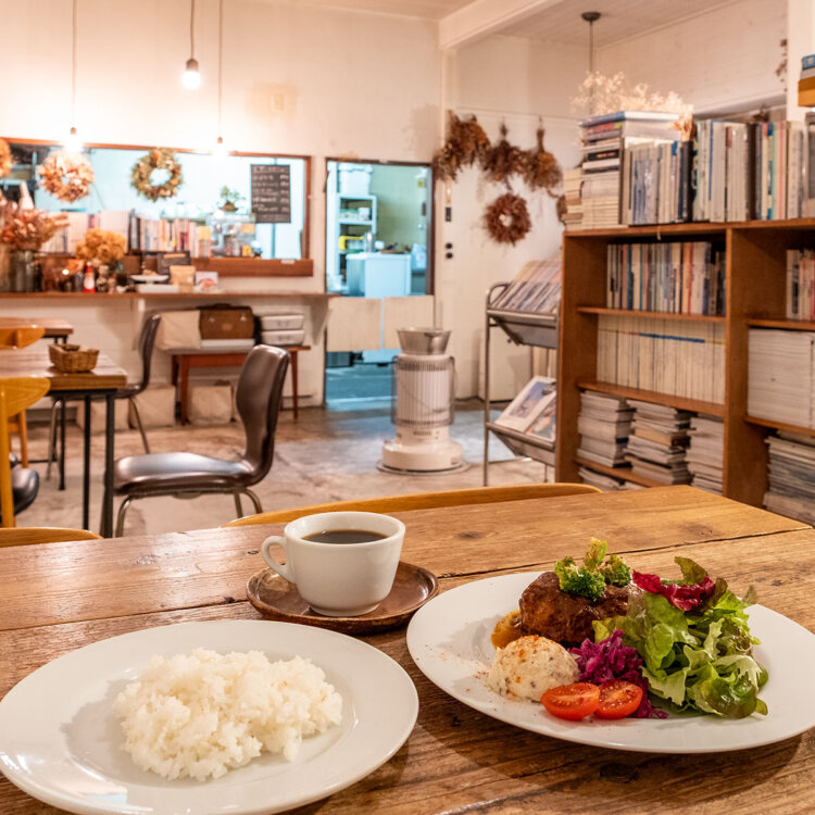 煮込みハンバーグは15時までならライス・サラダ・ドリンク付きで1300円。