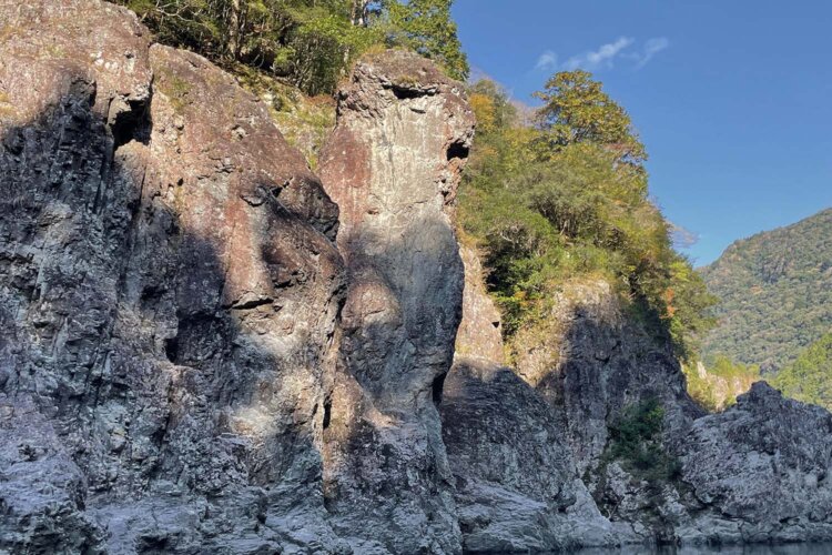 獅子が吠えているような獅子岩は瀞峡めぐりのハイライトの一つ。