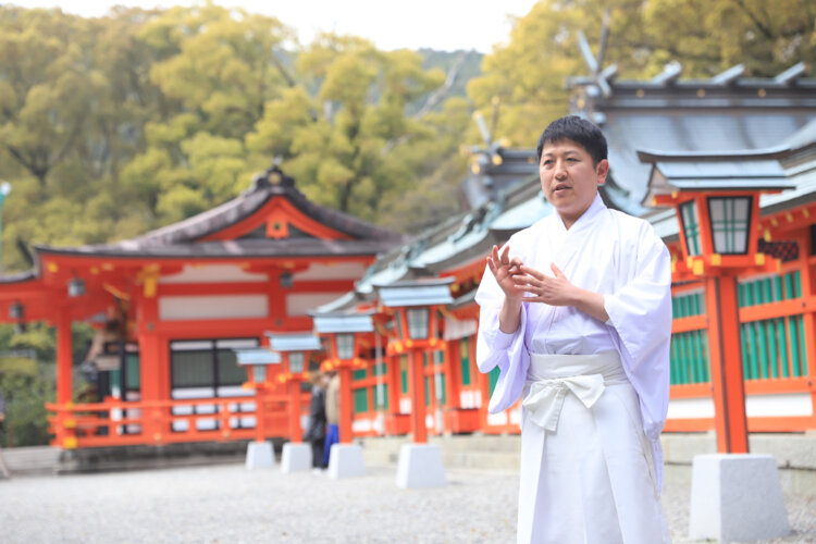 「神宝館には平安時代作の神像のレプリカも展示されています」と権禰宜の西村圭一さん。
