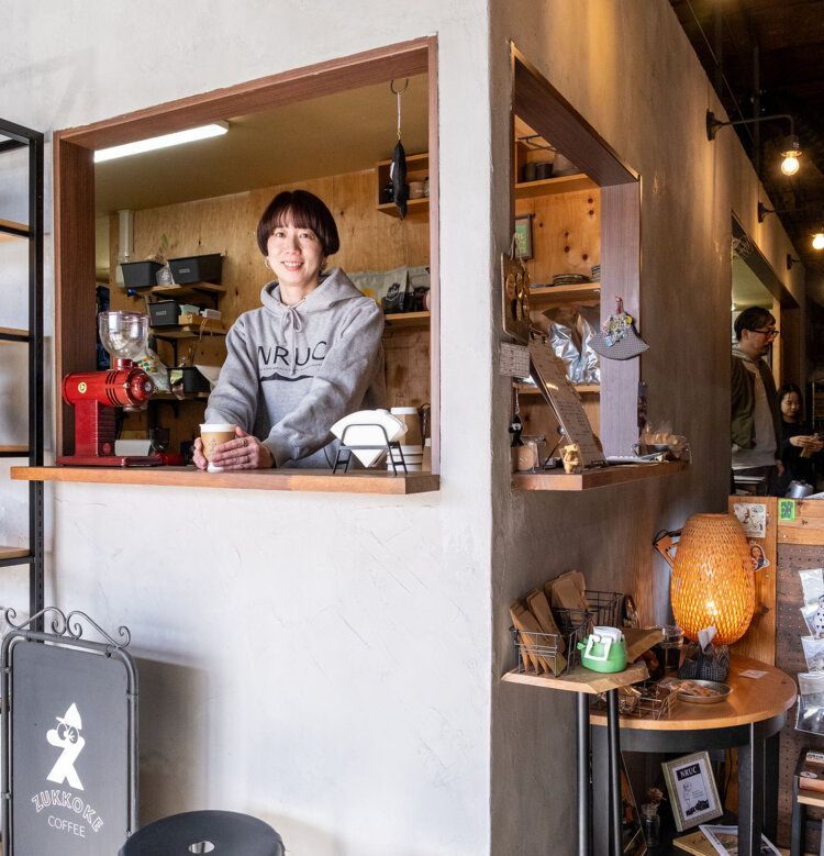 「ZUKKOKE COFFEE」ではハンドドリップコーヒー450円をはじめとする多彩なドリンクメニューに加え、各種デザートも揃う。