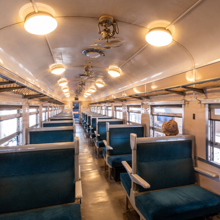 かつて函館本線を往復していた旧型客車も展示されている。