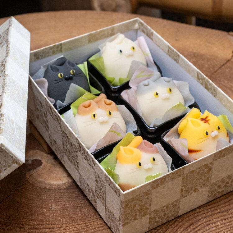 見事な造形に舌を巻く動物の練り切り。2・8月は一番人気の猫の出番となる。