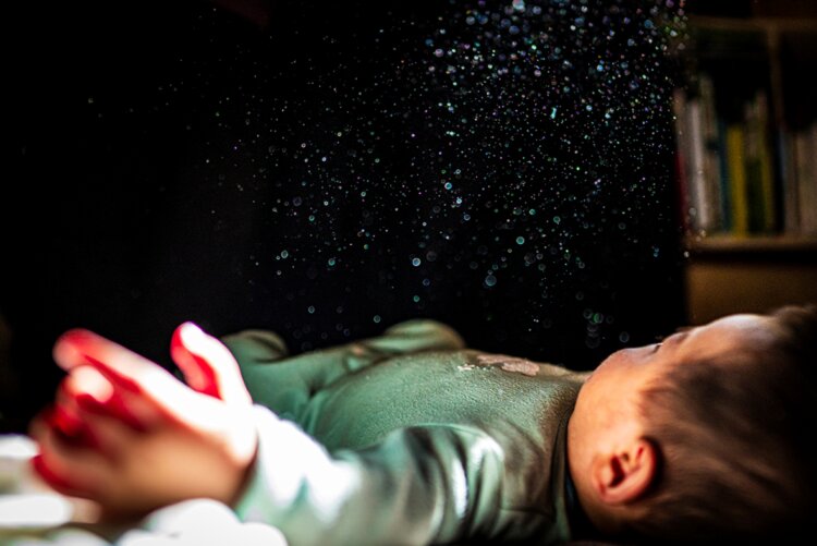 齋藤陽道《星の情景》〈せかいさがし〉より 2019年 発色現像方式印画 『東京都写真美術館』蔵。