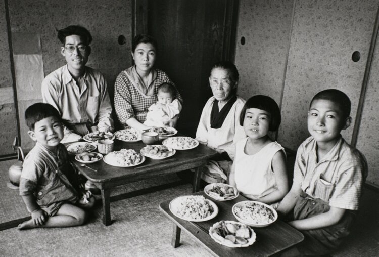 影山光洋《小麦の収穫祝い》〈家族の肖像〉より 1946年 ゼラチン・シルバー・プリント『東京都写真美術館』蔵。
