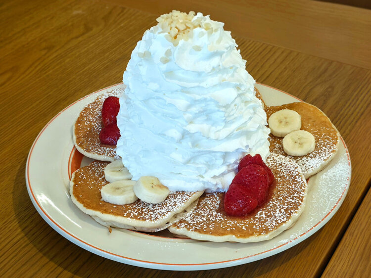 パンケーキ ストロベリー＆バナナ、ホイップクリームとマカダミアナッツ1749円。