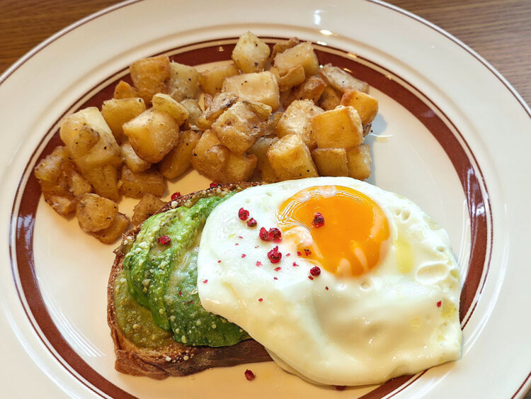 六本木ヒルズ店限定 アボカドトースト1452円。