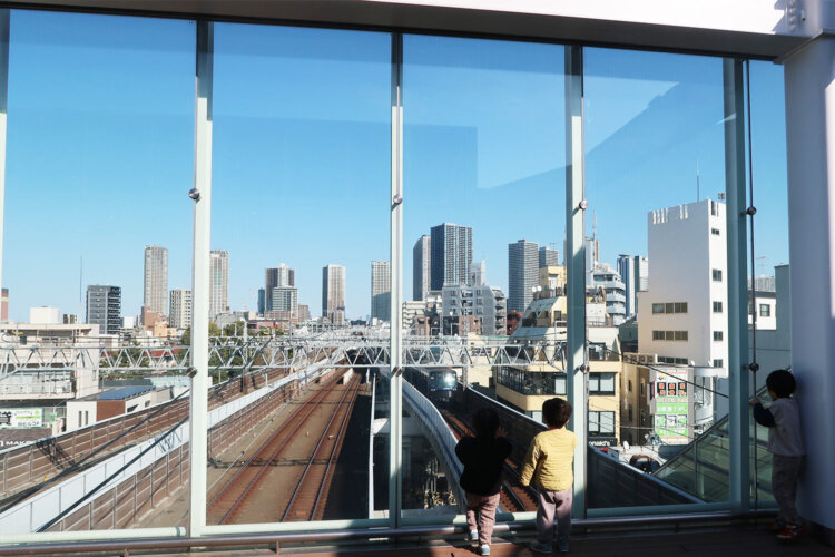 鉄道好きな子供を子鉄というらしい。かわいい。それにしても武蔵小杉駅前のマンション群が際立ってるなあ。