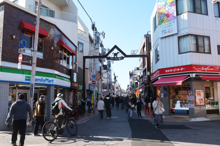 こちらは商店街の途中で撮った写真。ここから900mはまっすぐの道が続く。