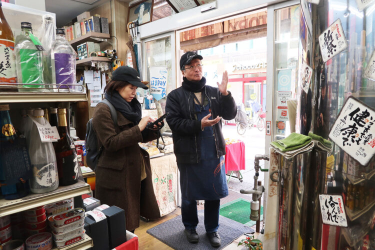 店内にはとても立派なタンクがあってまず驚く。蔵元から運ばれてきた原酒が1000Lも入るそう。