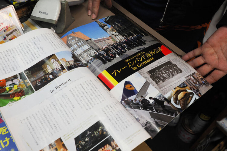 商店街所属の音楽団体「ブレーメンバンド」が実際にドイツのブレーメンに行ったときの様子。ちなみにご主人はホルンを吹いているそうだ。楽しそうだなあ。