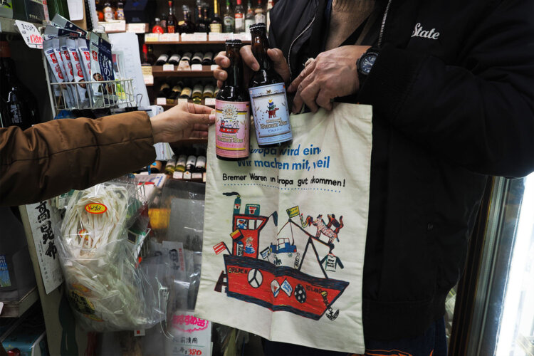 お土産に生ビールの「モトスミブレーメンビアー」を買った。ブレーメン通り商店街オリジナルエコバッグもめちゃくちゃかわいい！