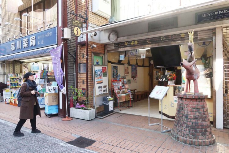 コミュニティーセンター。手前のブレーメン音楽隊の像は、ブレーメン市にある商店街ロイドパサージュから贈られたもの。