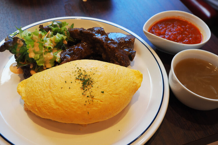 美しいオムライス。もう目からおいしい。「ほろっと柔らかポークリブセット スープ付」を頼んだ。スープはおかわり無料。