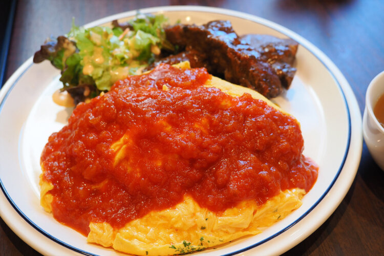 ソースをかけるとこうなります！　奥のポークリブもおいしいので必ず食べてほしい。