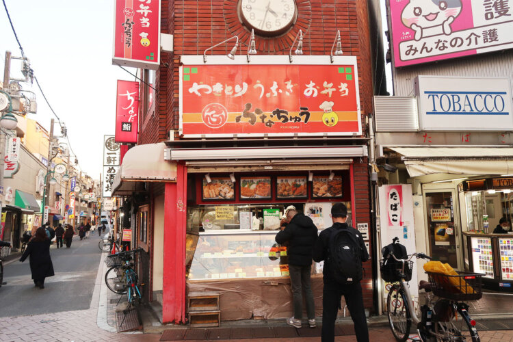 テイクアウトの焼き鳥が人気だという『鮒忠』。俳優の要潤さんがバイトしてたとかしてないとか。