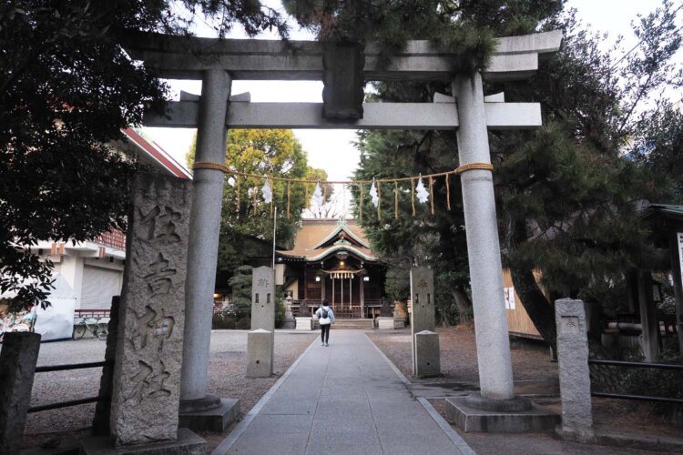夏は盆踊り大会をしたりにぎわうという元住吉神社。