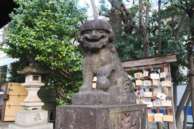 おかっぱの前髪の狛犬がかわいかった。この辺りと一緒で頭が平坦だった（カッパ狛犬という種類かな？）。