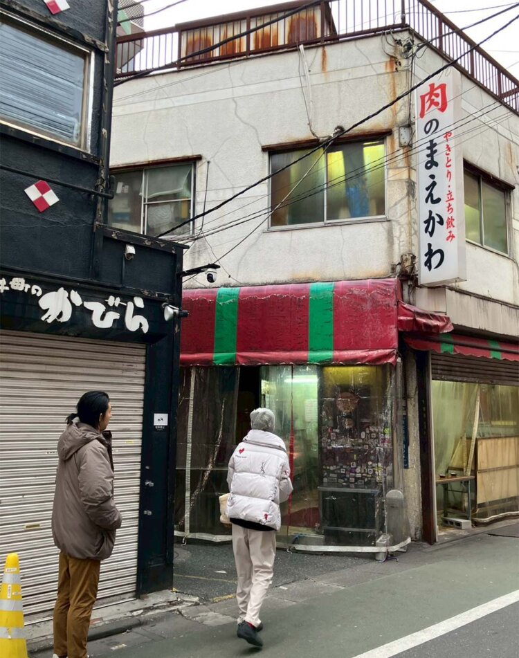 肉のまえかわ／元精肉店で、焼き鳥やローストビーフなどをつまみに立ち飲む。オアシス。東京都品川区東大井5-2-9　☎03-3471-2377