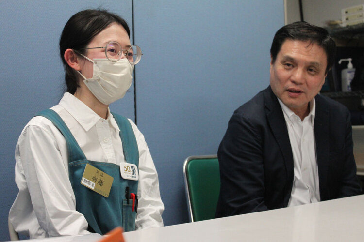 営業本部 営業企画部 部長の大内達也さん（右）と、雑誌担当の齊藤加菜さん。