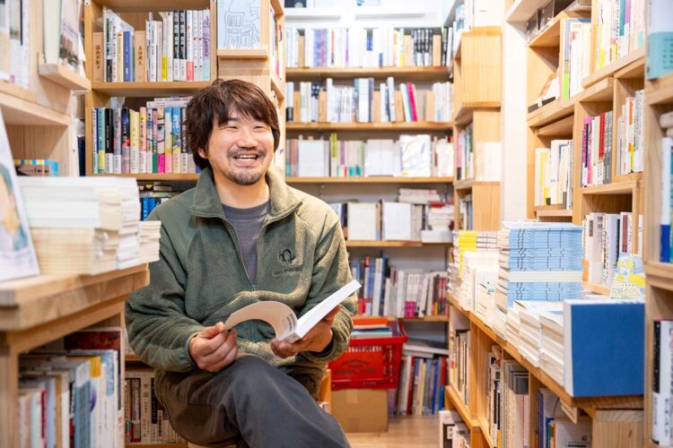 『双子のライオン堂』店主の竹田信弥さん。