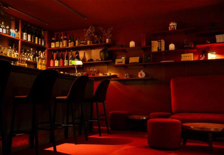 床が数段高い『AKAI BAR』はボイラー室の上に設られた電気室だった場所。