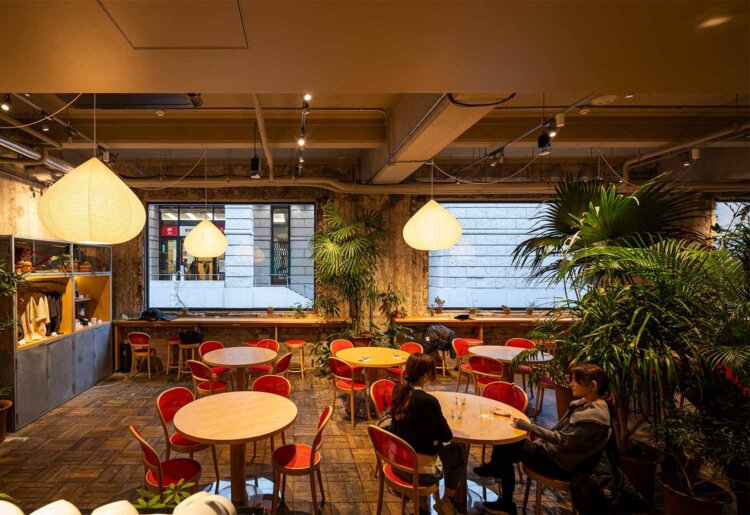 『CAFE DANCE』など1階の店舗も含めて総合的にデザインされている。