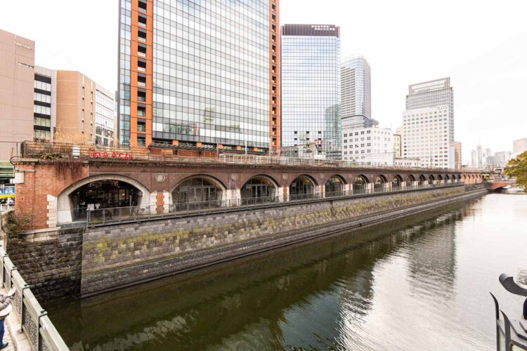 『マーチエキュート神田万世橋』。神田川に架かる万世橋から見た高架橋の全景。