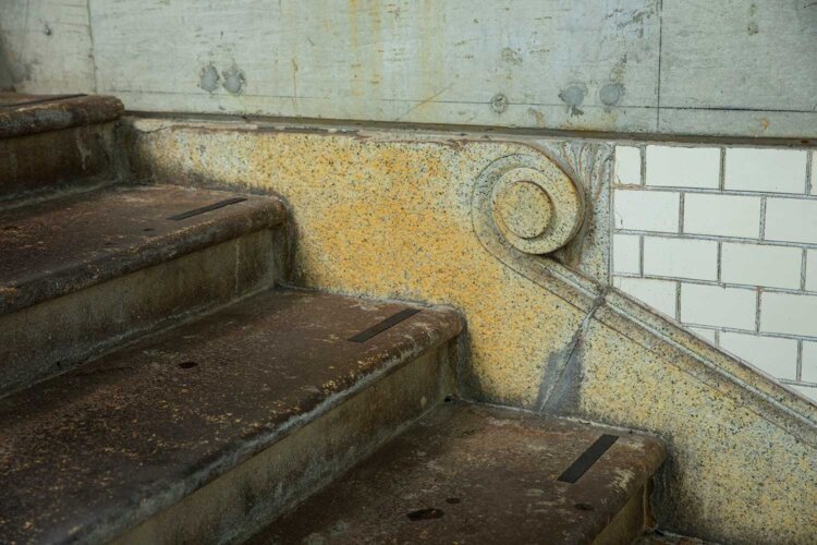 石造りの「1912階段」は、東京駅舎と同じく、手仕事の技が光るタイル目地など、細部の意匠にも注目したい。