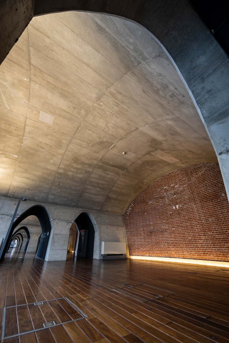 鉄筋コンクリートで耐震補強したアーチ状の高架下通路。ショップが入り、アートの展覧会なども開催される。