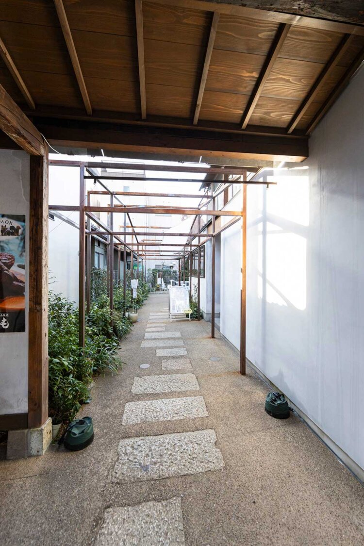 長屋だった場所を通って進むと、奥に庭が広がっている。かつて谷中に多かったドブ川（水路）がここにも通っていて、井戸もあったとか。