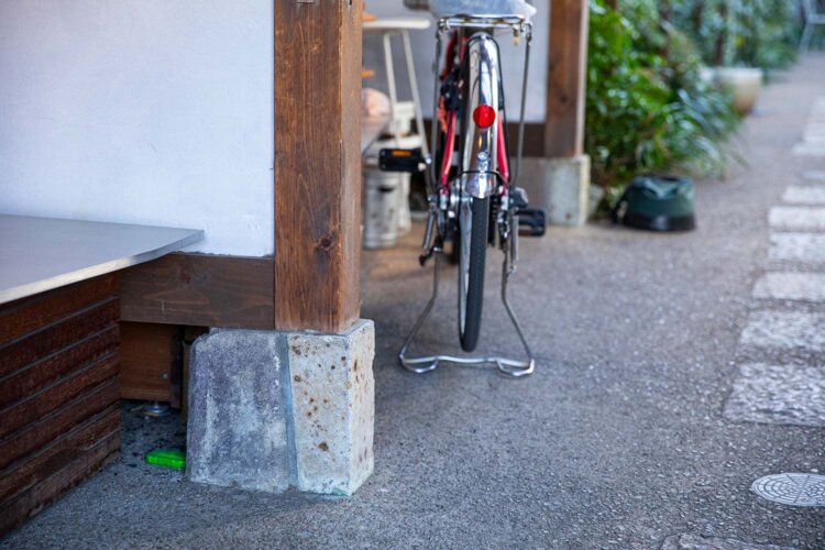 長屋は江戸仕様で天井が低かったため、土台から底上げされた。