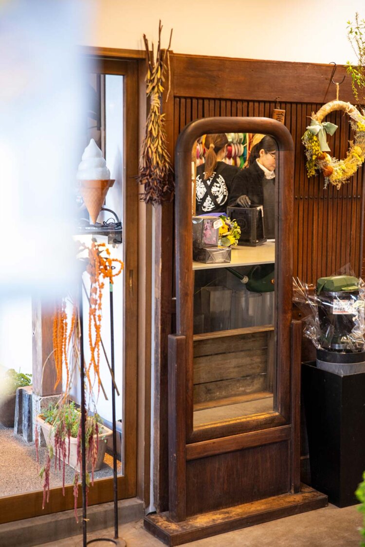 2代目店主の妻・はつさんの嫁入り道具だった鏡も残してある。