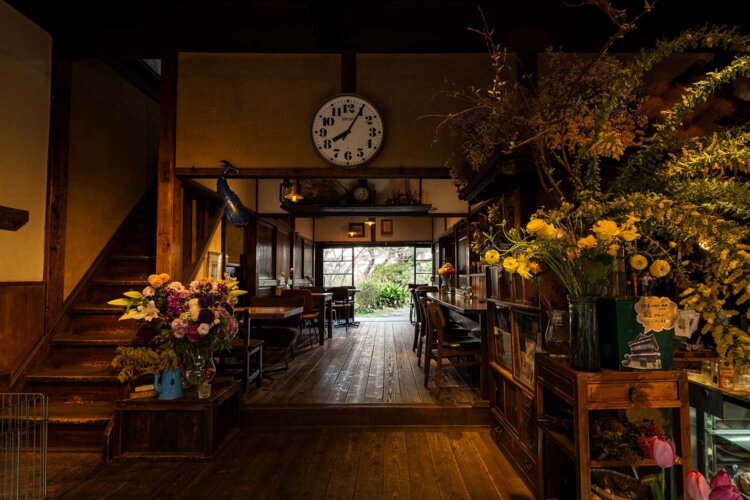 「もとは生きていた」木を使う木造建築との相性を考え、生花をふんだんに飾っている。