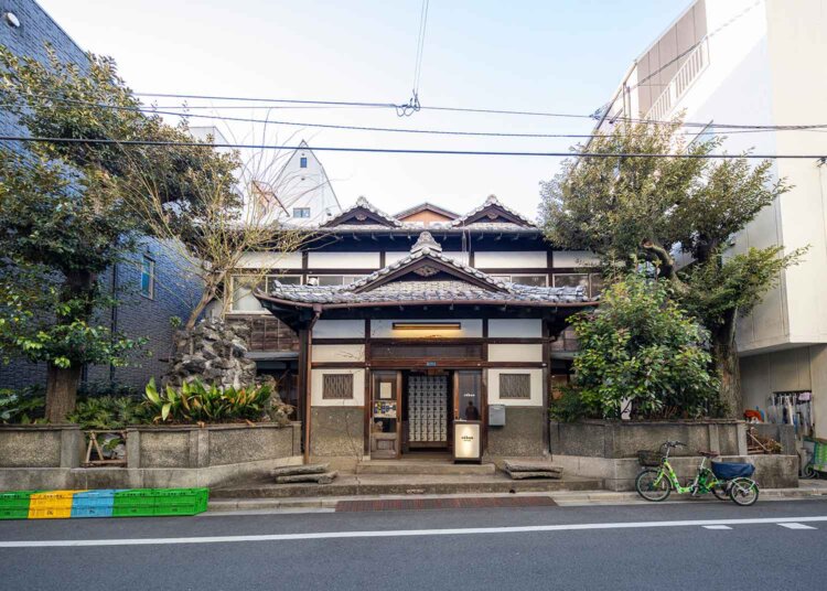 塀を低くした以外はほとんど銭湯時代のままの外観。