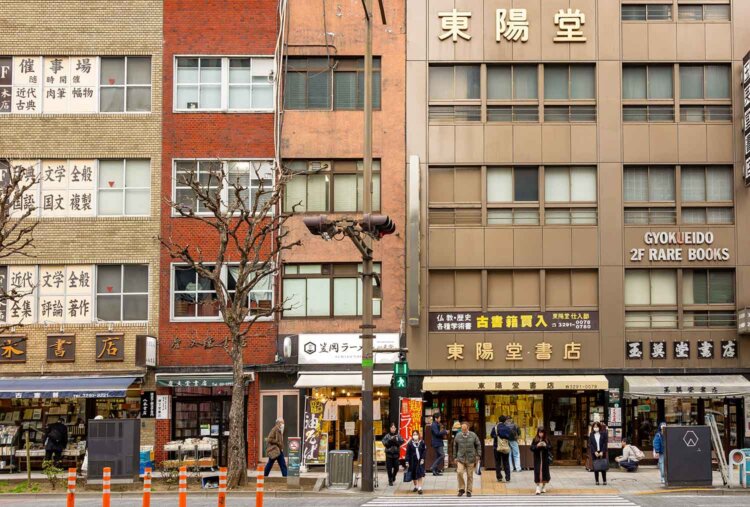 靖国通りを歩けば、4階建ての長屋のような古書店群。
